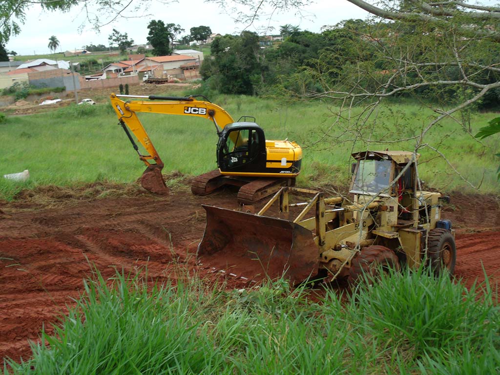 Obras de drenagem urbana em Itaí