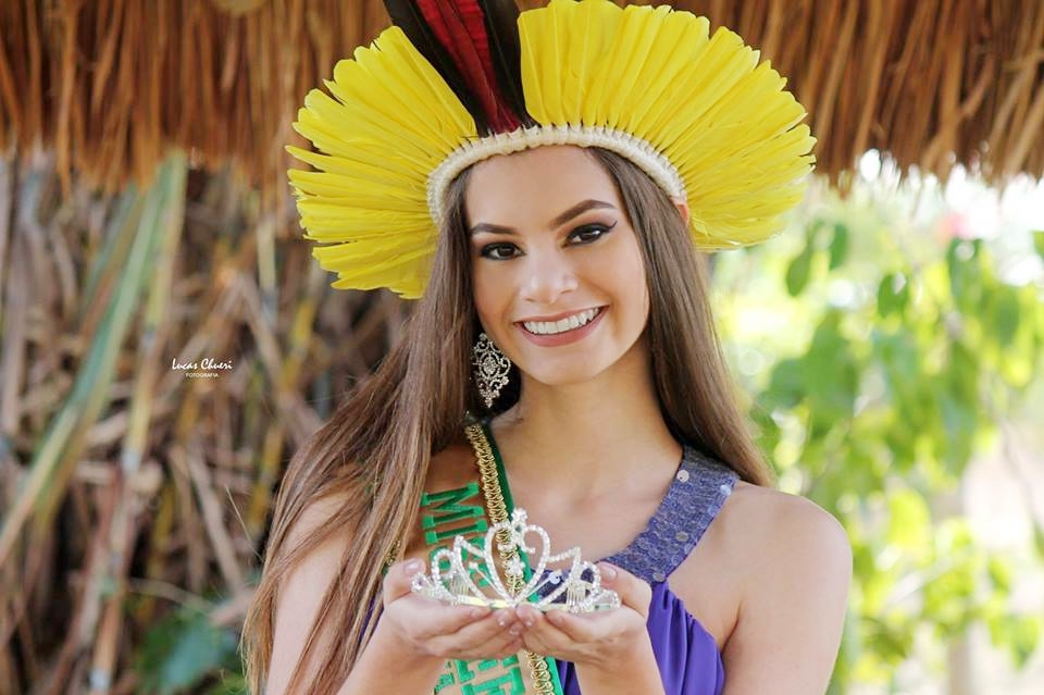Com apenas 14 anos Lavina foi eleita Miss Teen Terra Brasil Popularidade