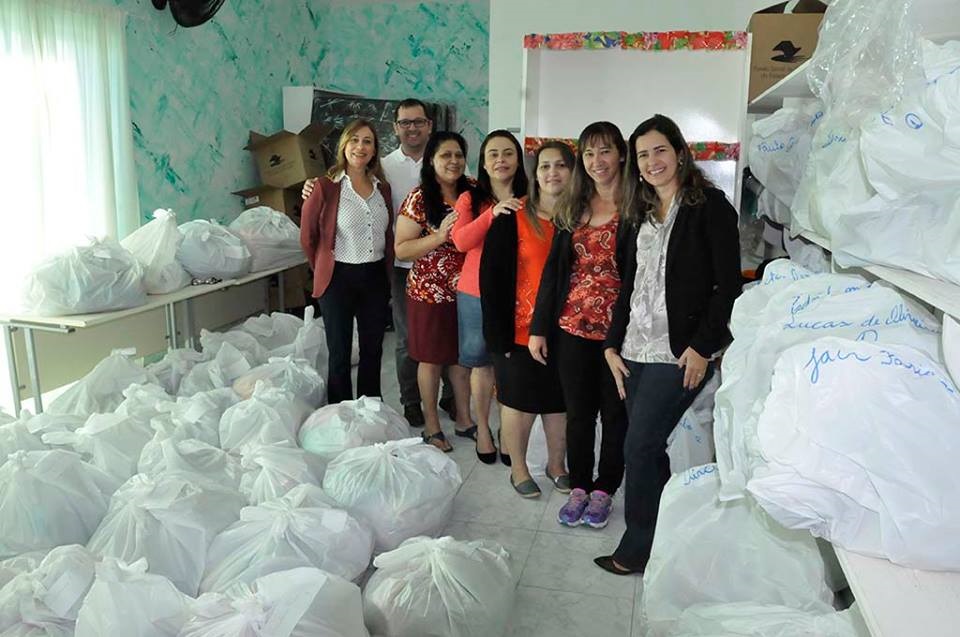  1ªDama Juliana Michelin com Silena Nardocci e equipe fazendo entrega de roupas e cobertores à população - Campanha do Agasalho-2017
