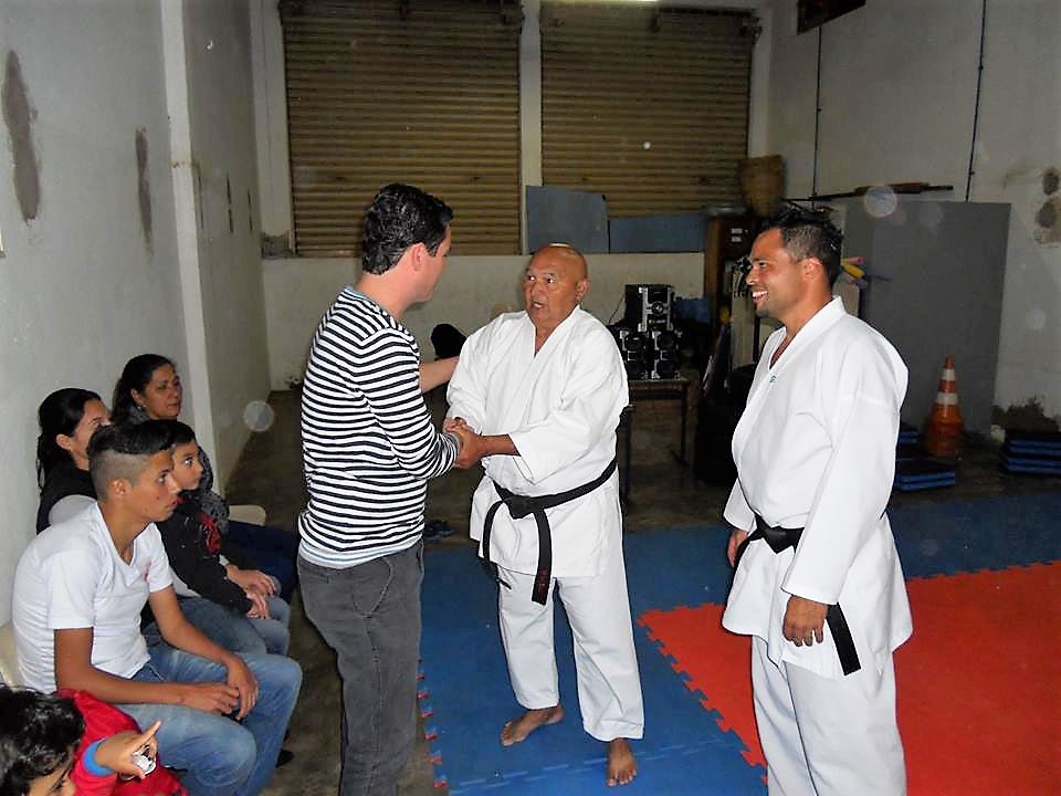 Prefeito Thiago recebendo o mestre sensei José Santos com professor Paulo Junior