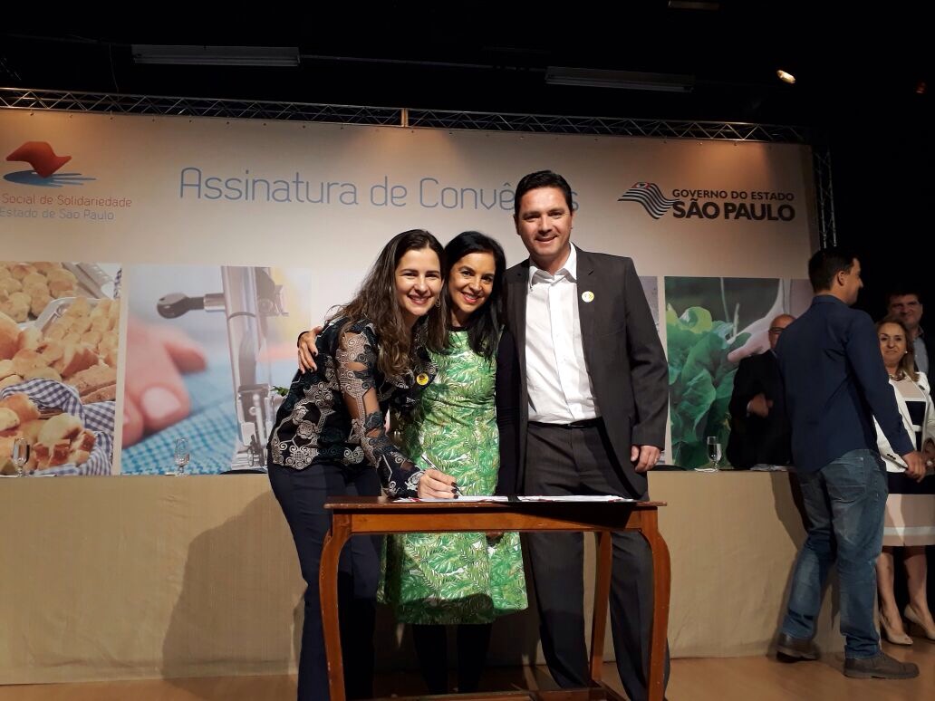 Presidente do Fundo Social de Itaí - Juliana e Prefeito Thiago Michelin com a Presidente do FUSSESP