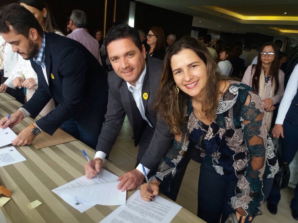 Thiago Michelin e Juliana durante assinatura do conv~enio