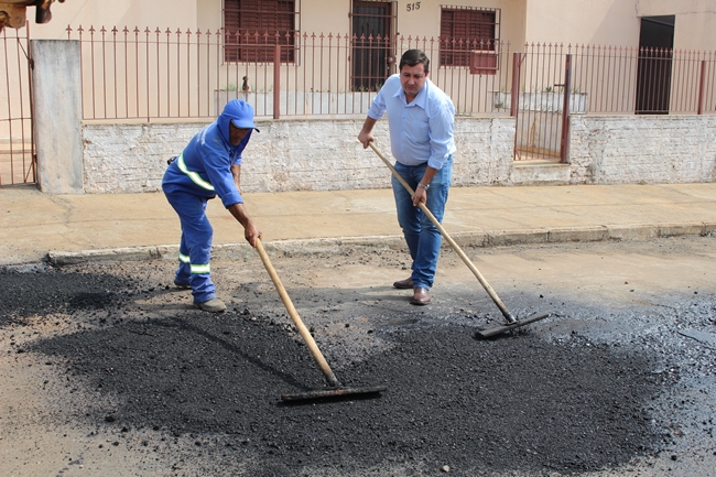 trabalho sendo realizado na Rua Garibalde Volpi, no bairro Arvão