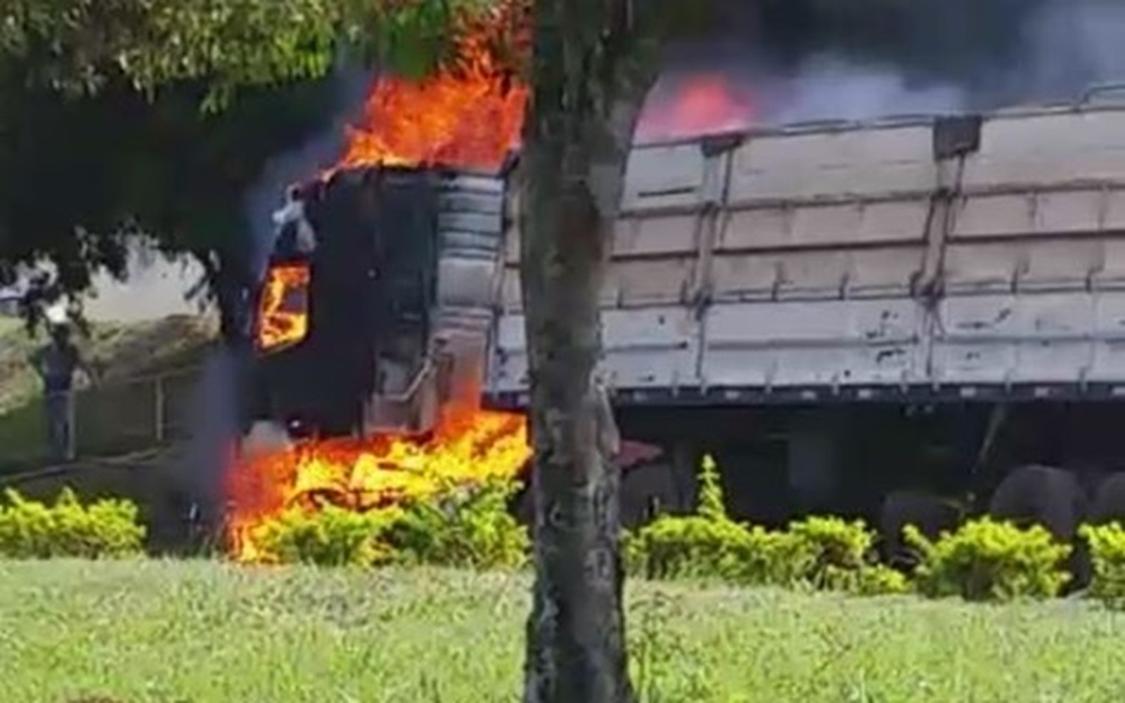 Caminhão pega fogo na rodovia SP-255, em Itaí (Foto: Arquivo Pessoal/ Kaio Henrique de Campos Silva)
