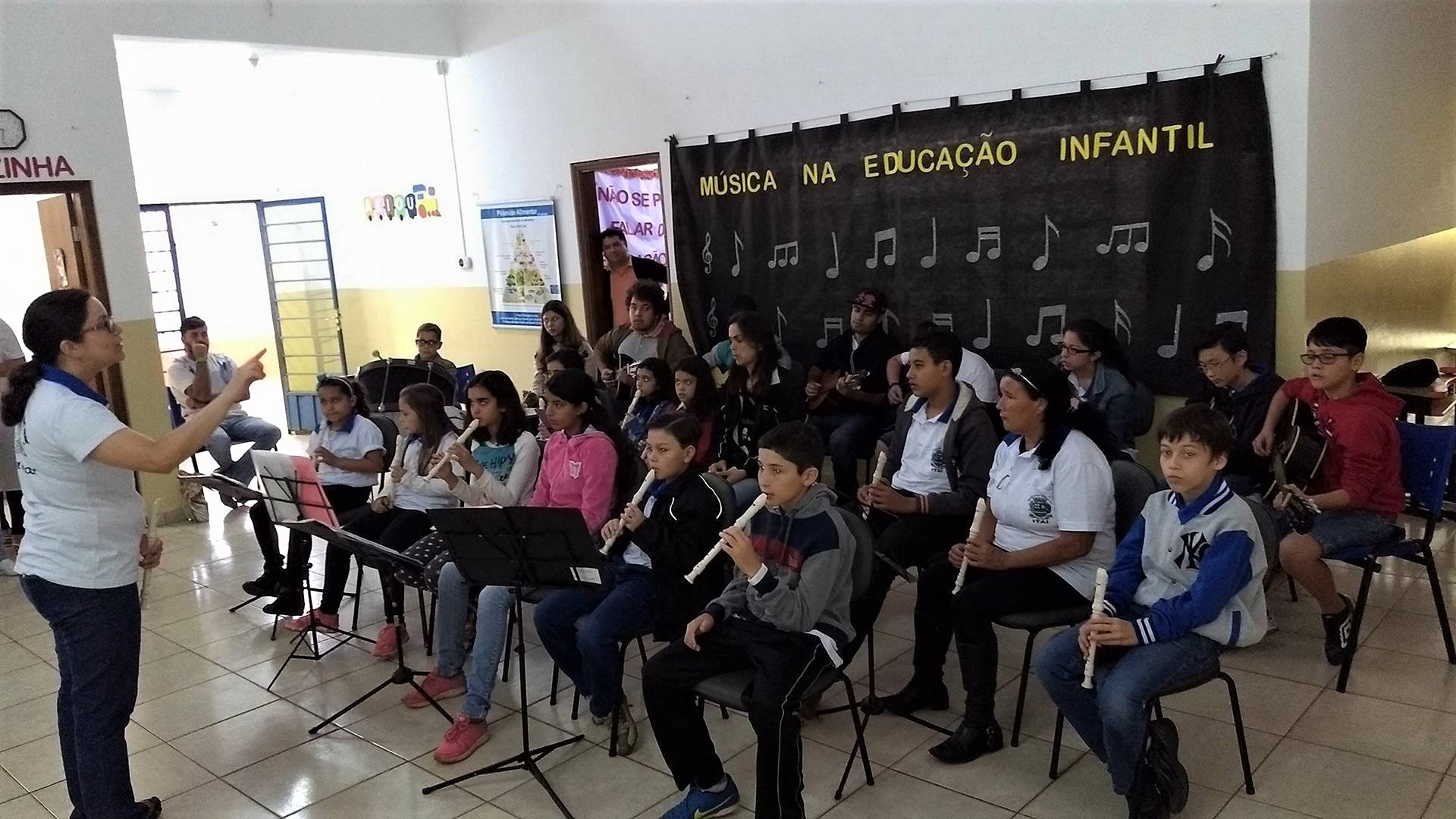 Apresentação da Banda Municipal de Itaí sob regência da maestrina Michele Oliveira 