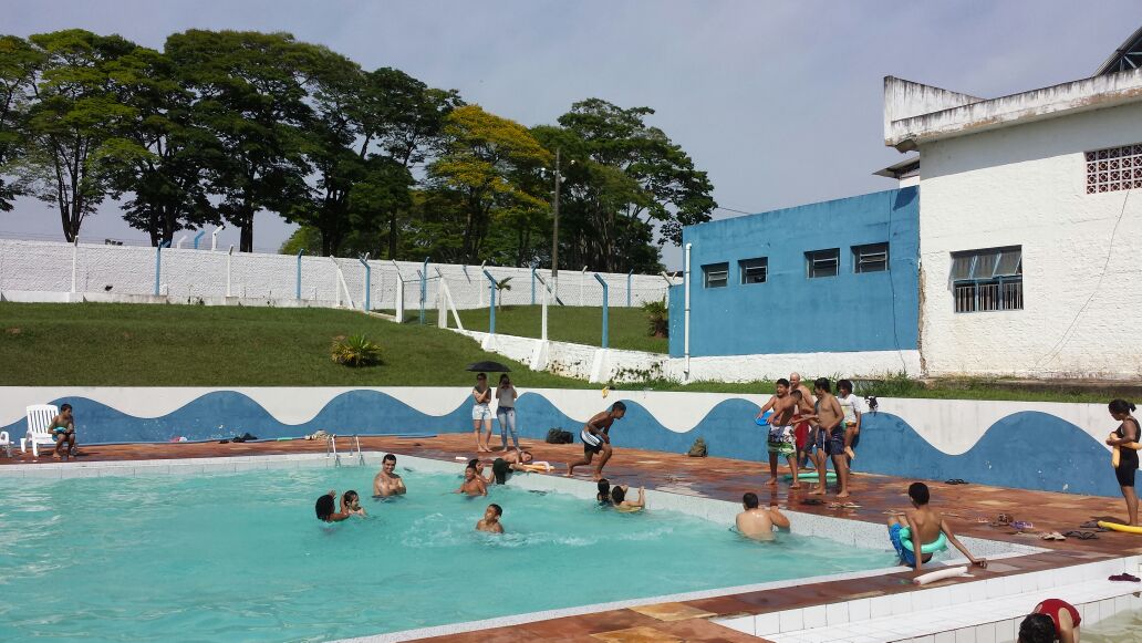 Tardes de água e sol na piscina municipal