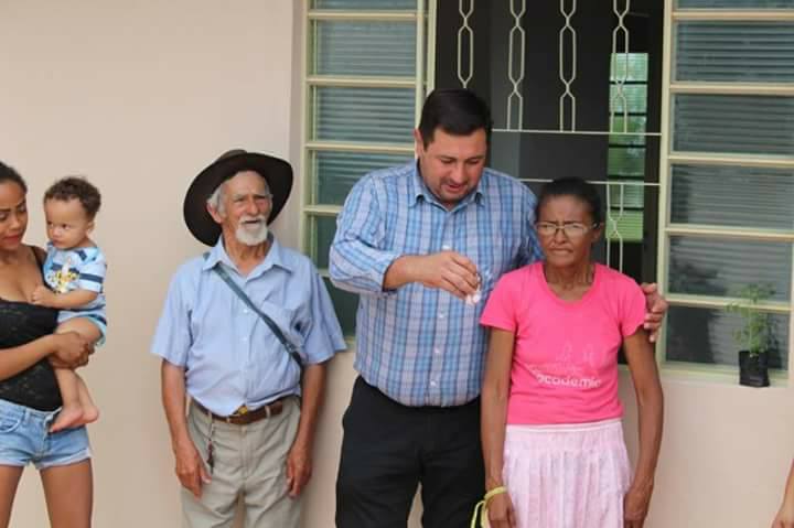 Prefeito Cacheta efetuando a entrega das chaves da nova residência à família beneficiada