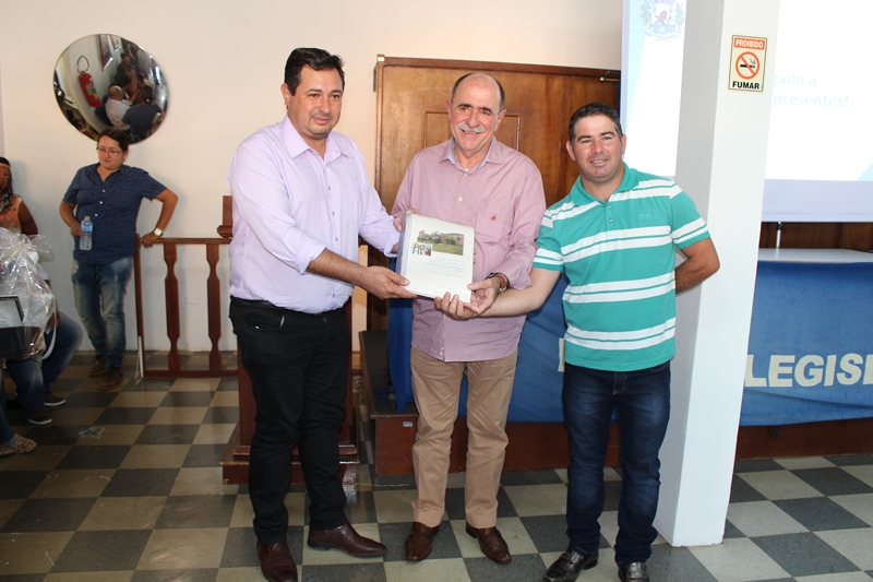 Prefeito Cacheta e vice Douglas entregando o Plano Diretor de Turismo ao deputado João Caramez