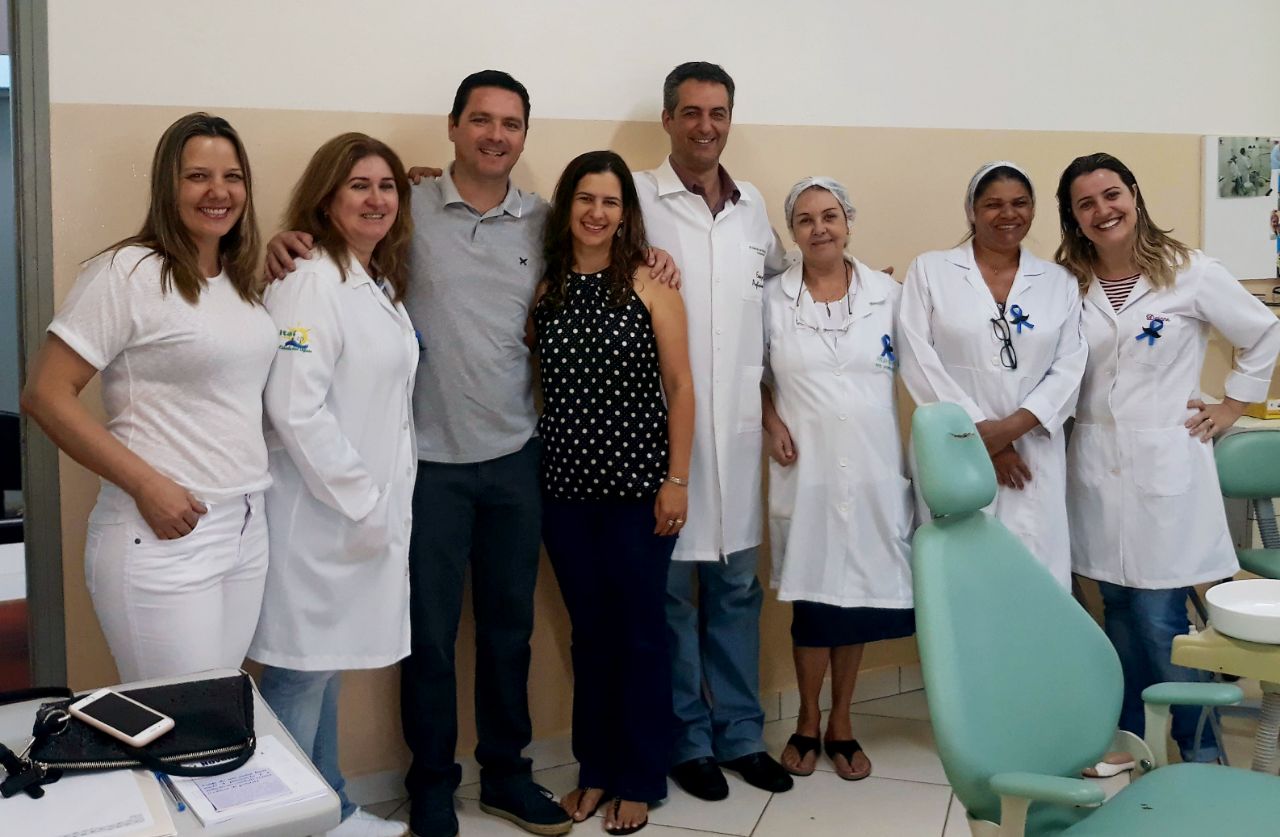 Prefeito Thiago Michelin e a Primeira Dama Juliana com a equipe da Saúde Bucal