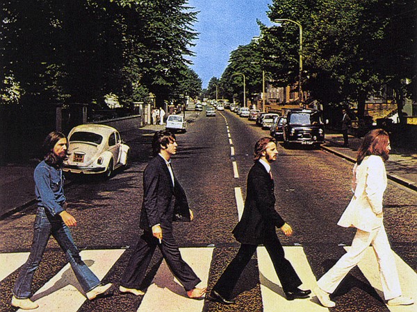 A antológica capa, com os Beatles atravessando a faixa de pedestres da Abbey Road (Estrada do Mosteiro)