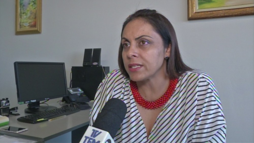 Rosângela Oliveira Lima Tossi, diz que alunos não ficarão sem merenda (Foto: TV TEM)