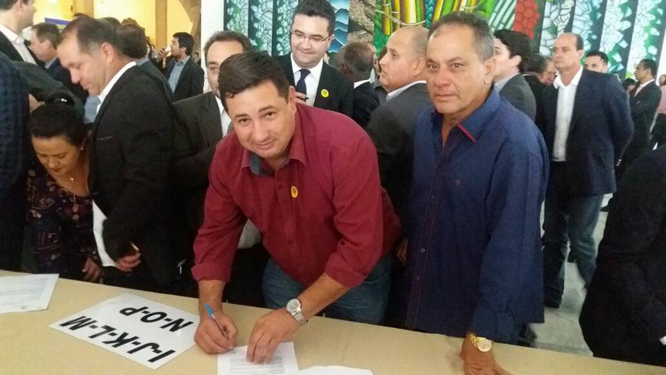 Prefeito Cacheta e vereador Gerson Viana durante assinatura do convênio