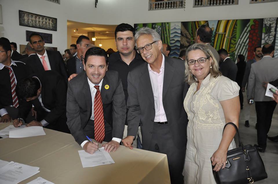Prefeito Thiago, vereadores Ronaldo (presidente) e Sueli idem ao lado deputado Giriboni durante assinatura de convênio 
