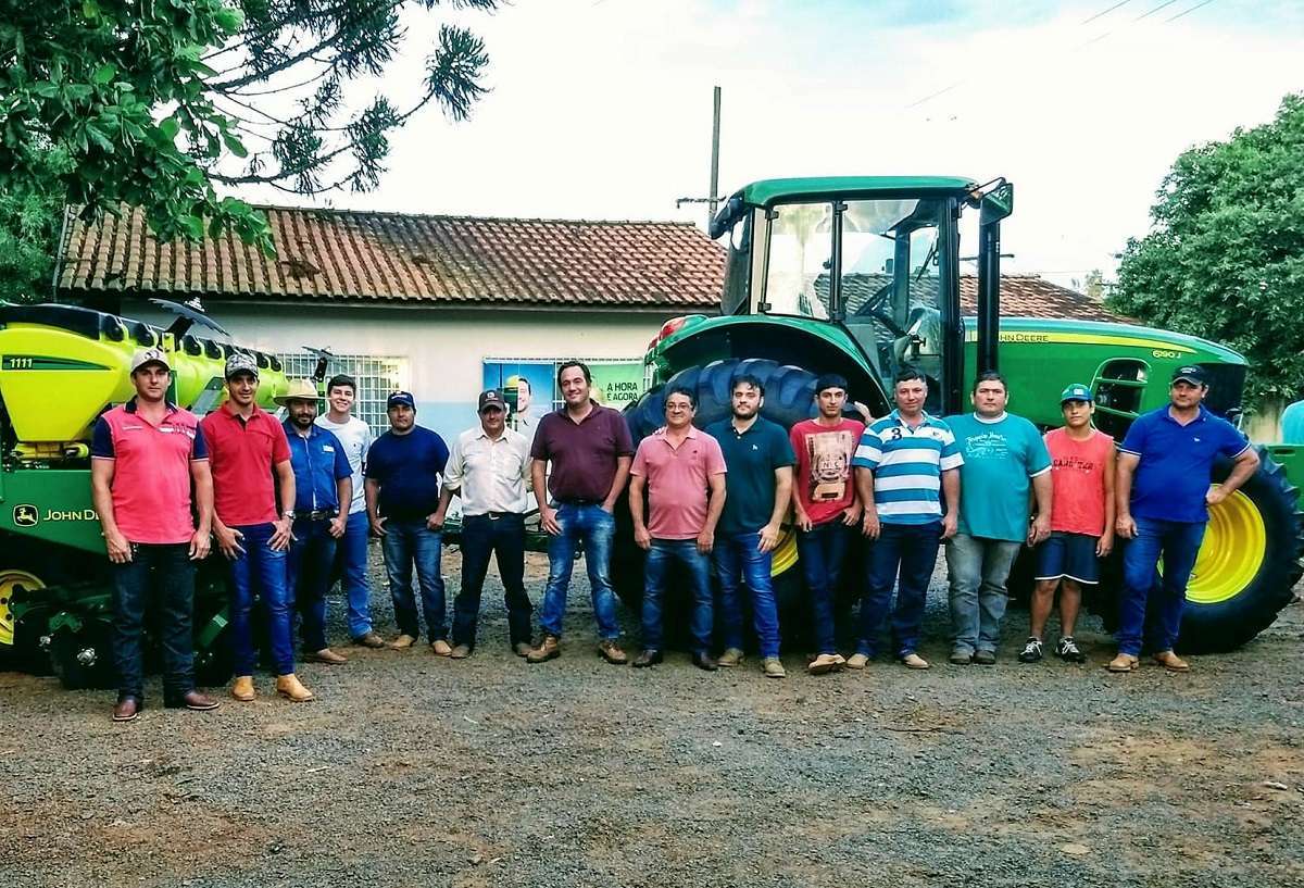 Diretor de Agricultura de Itaí Mauricio Medeiros com agricultores
