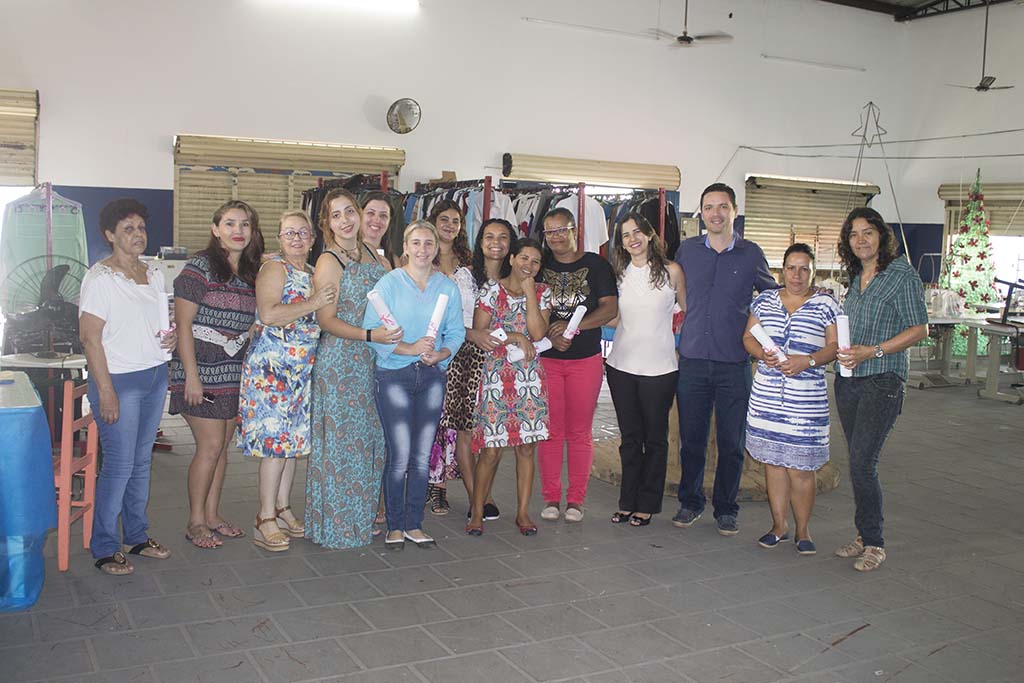 Prefeito Thiago Michelin e Presidente do Fundo Social Juliana Michelin com as alunas dos cursos de MDF e Bordados da Vovó