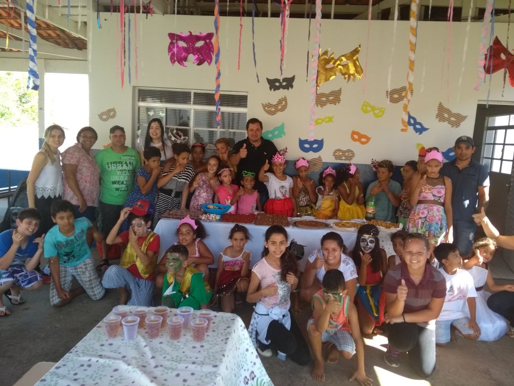 Prefeito e equipe do CRAS participaram da festa carnavalesca do Projeto   