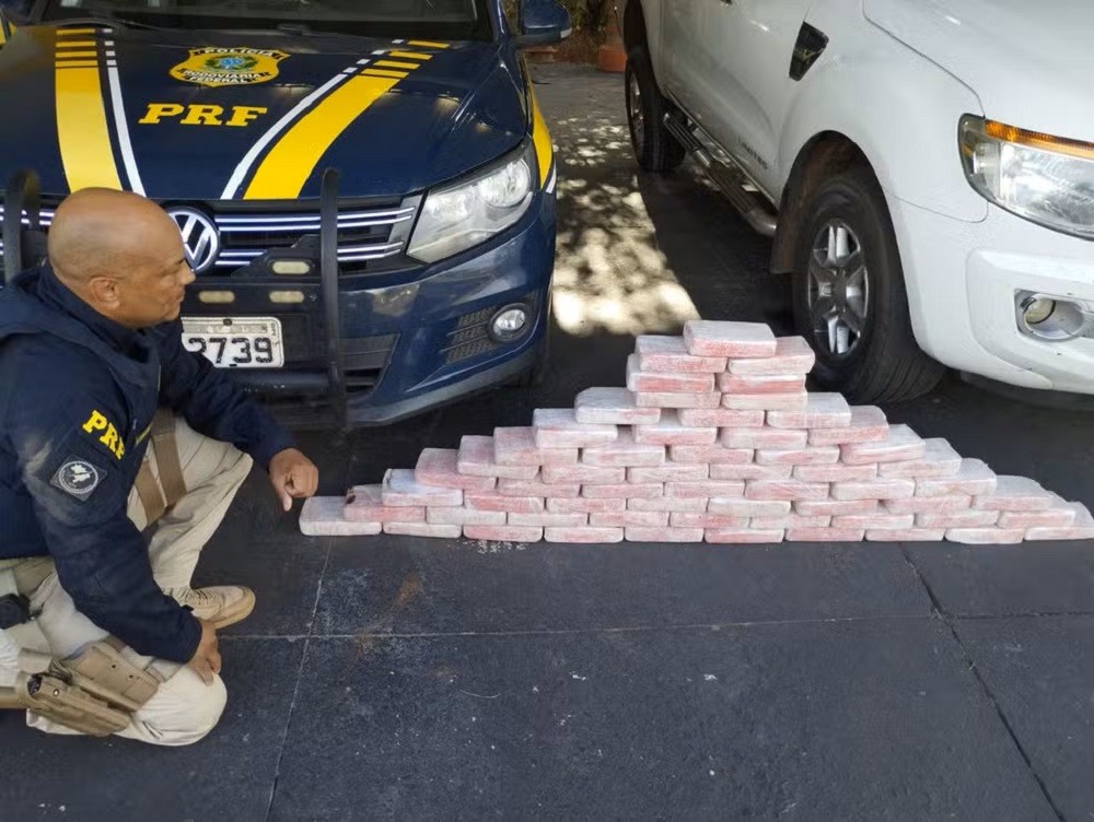 Cocaína apreendida na BR-153 estava escondida em caminhonete — Foto: PRF/Divulgação